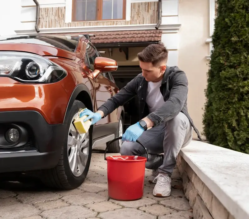 Lavage auto à domicile Ruelisheim : professionnel intervenant sur un véhicule